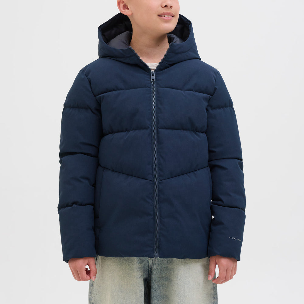 Blusão estilo parka para rapaz, com capuz, fecho em zip, bolsos frontais e punhos elásticos. Corte reto e confortável. Ideal para os dias frios.