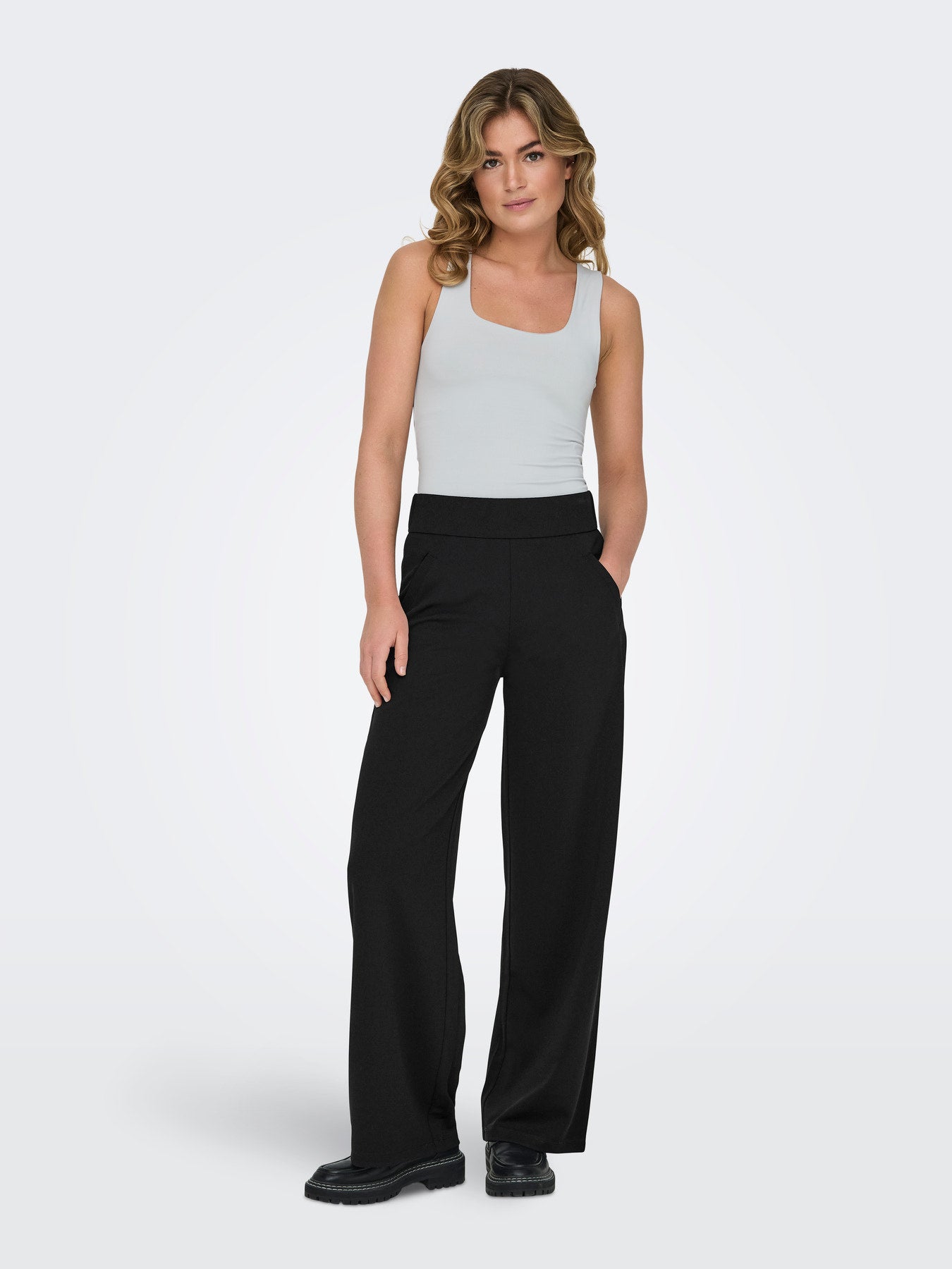 calça pantalona, cintura alta, calça wide leg, calça JDY, calça com elástico, moda feminina, calça confortável, calça versátil, calça casual, calça elegante