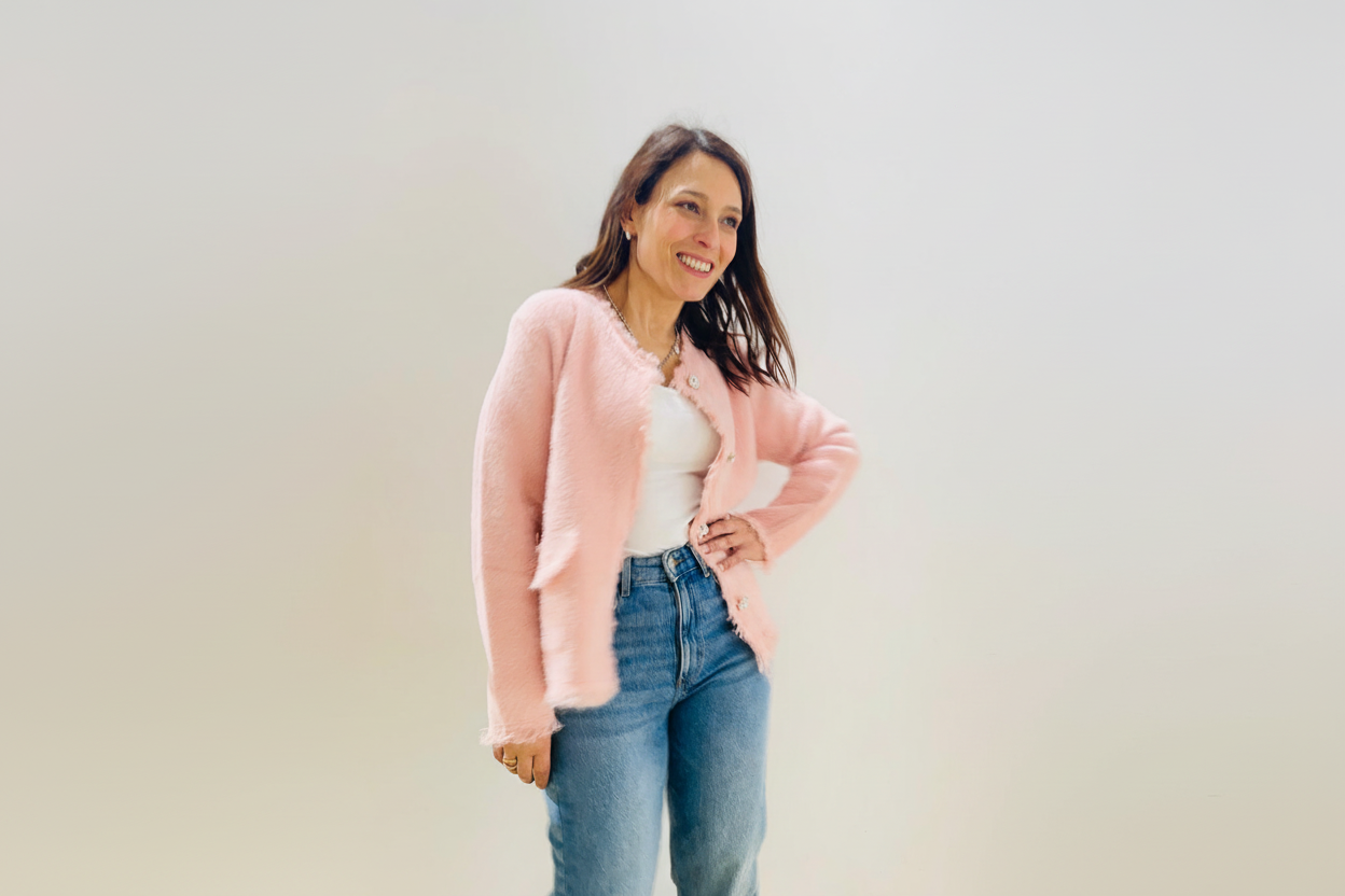 Casaco rosa felpudo com jeans - foto 1