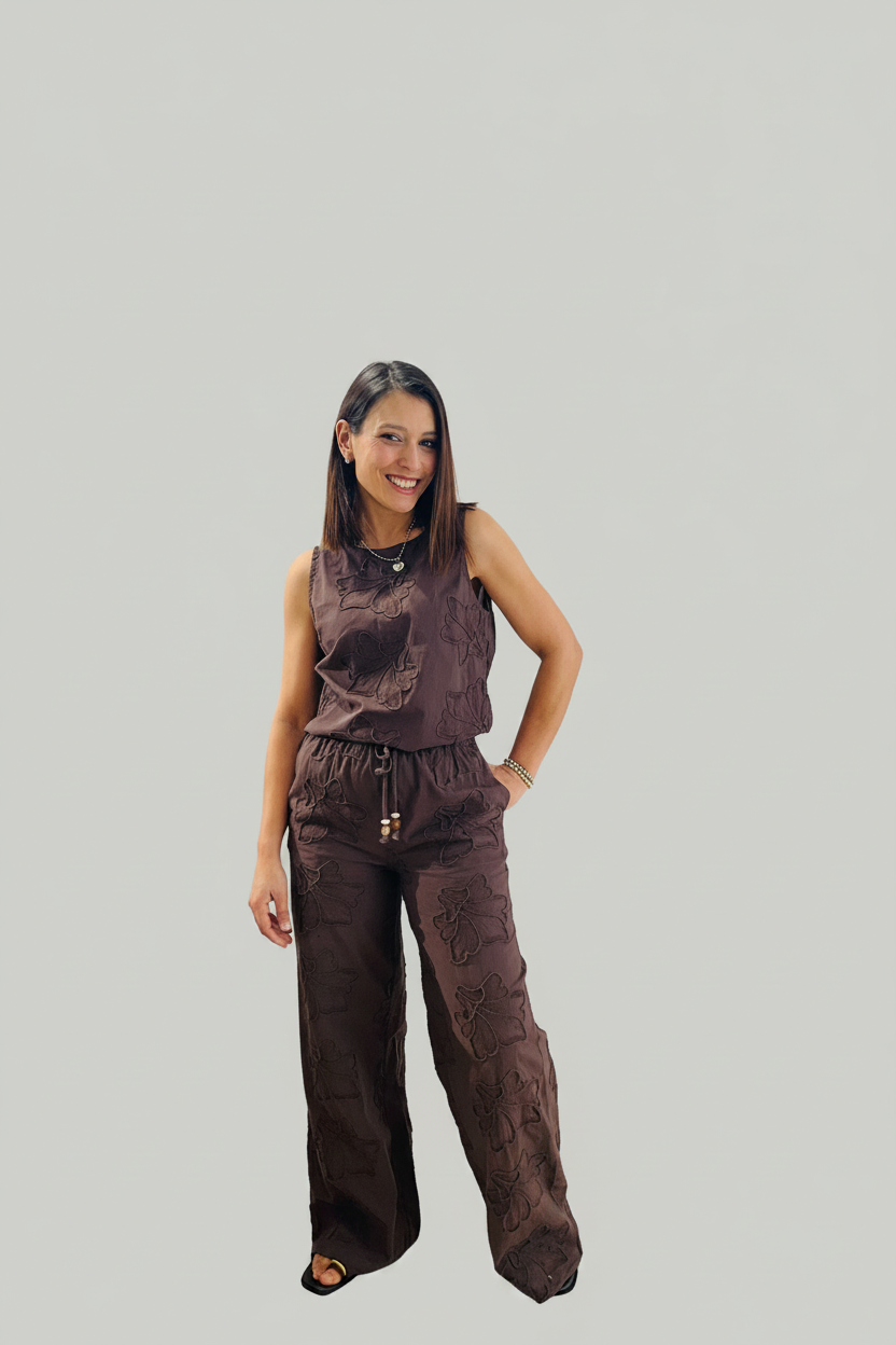 Conjunto Bordado Castanho - Fundo Cinza Limpo
