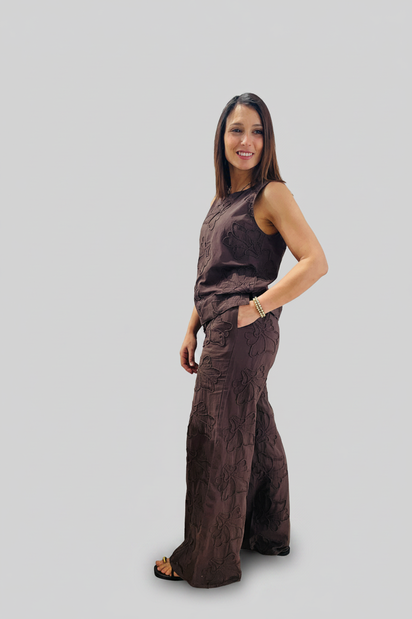 Conjunto jacquard castanho – fundo cinza uniforme
