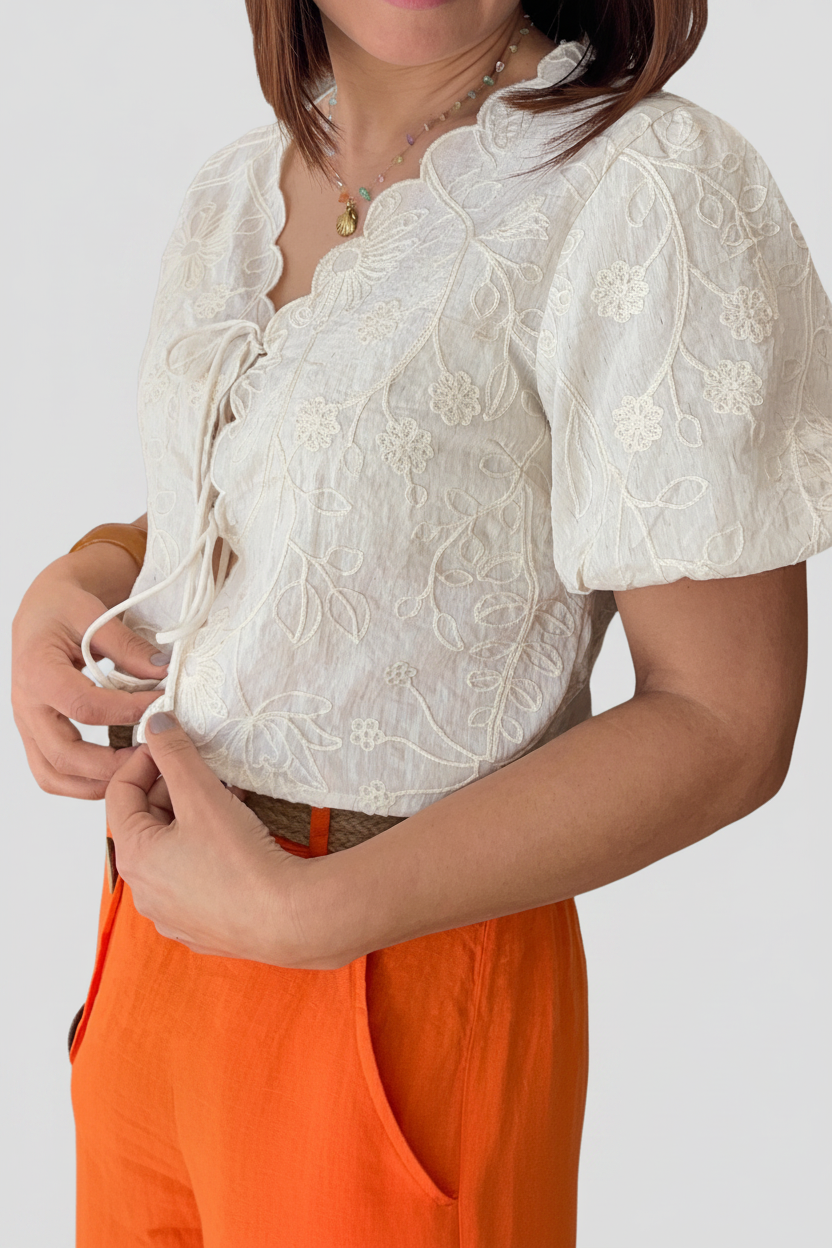 Fundo cinza claro detalhe blusa bordada