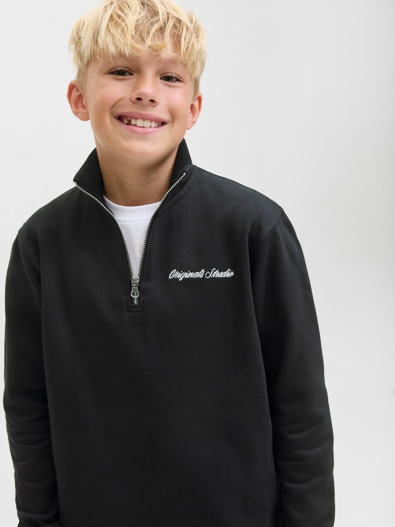 Esta sweatshirt combina conforto, estilo e praticidade — perfeita para aquecer os pequenos com muito charme nos dias frios.